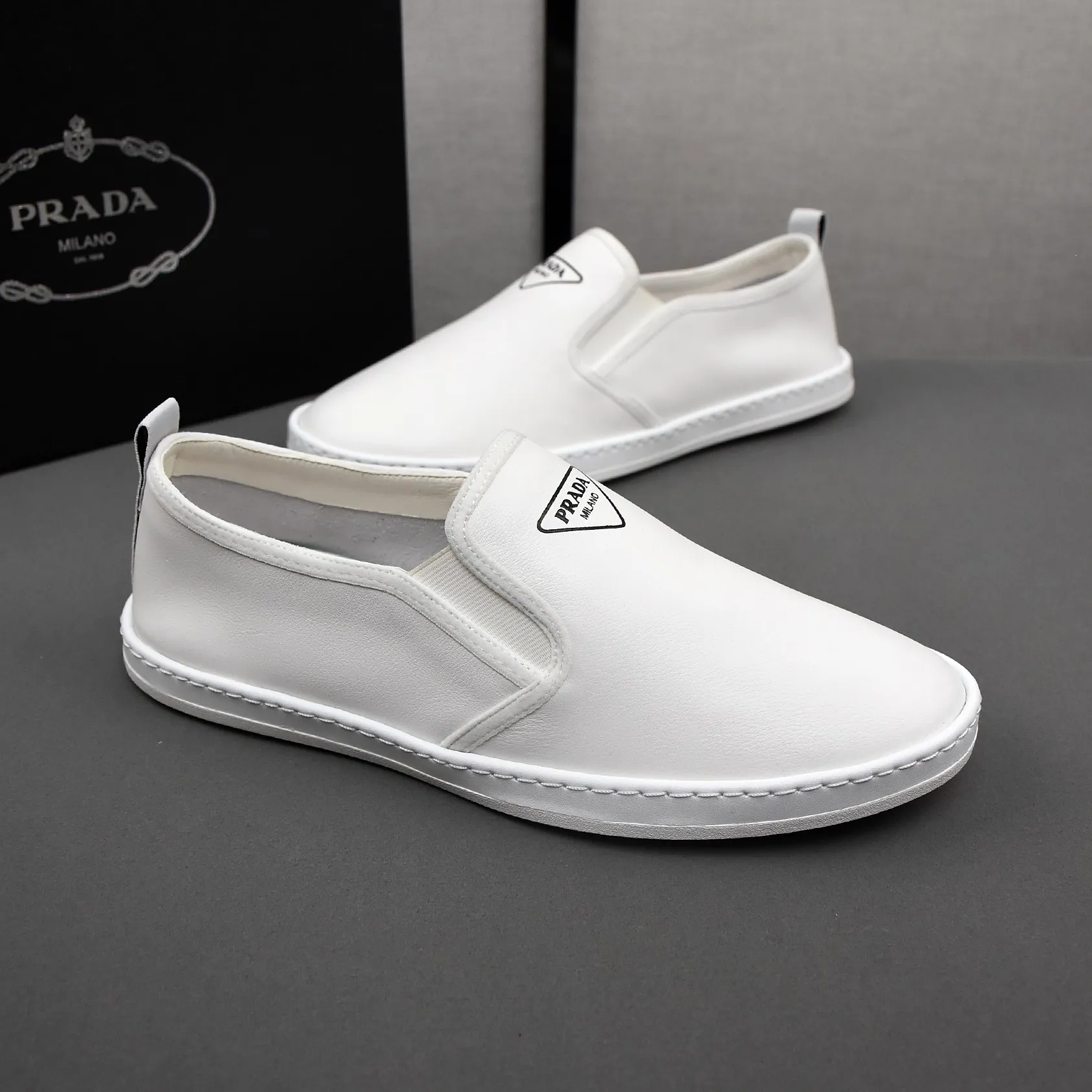 PP380👟👟👟Prada [Prada] Soft-soled and soft-surface casual leather shoes. The uppers are made of comfortable and soft first-layer cowhide and super-soft rubber outsole. Men's size 38-44.